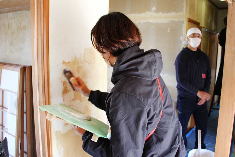 「左官」の回で壁塗りに挑戦する参加者【写真提供：芳賀宏】