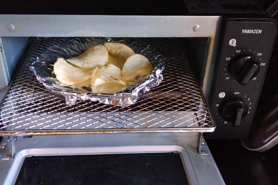 180度に設定したオーブントースターへ入れる【写真：Hint-Pot編集部】