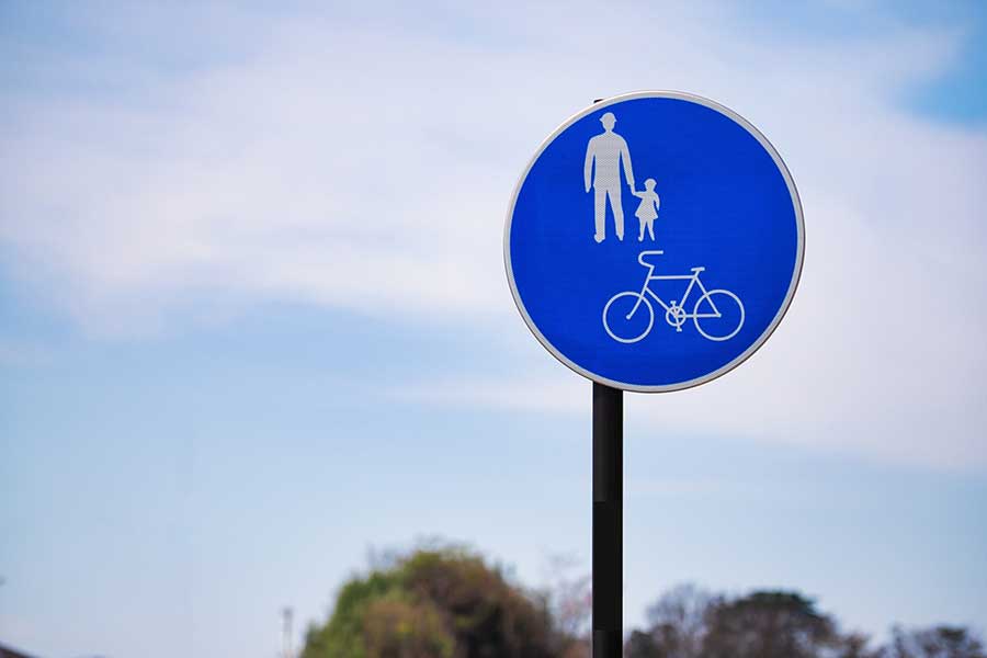 自転車に関係する標識はさまざま。自転車及び歩行者専用を示す（写真はイメージ）【写真：写真AC】