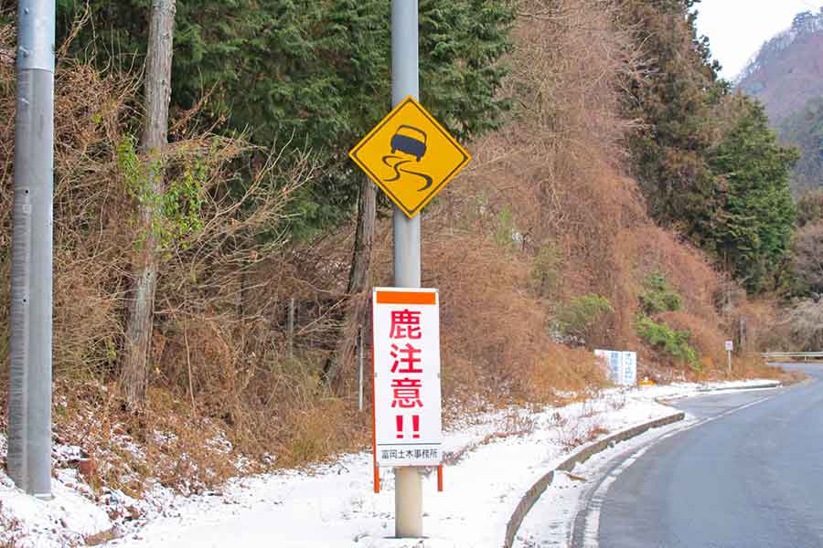 禁止マークの中に大八車 見かけるのは