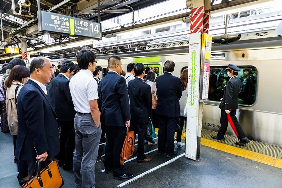 日本では当たり前の光景。並んで電車を待つ乗客たち（写真はイメージ）【写真：写真AC】