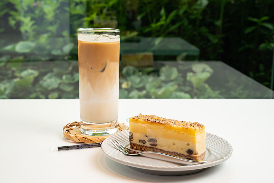 渡辺名人が選んだ4層になったベイクドチーズケーキは、贅沢な味わい【写真提供：日本将棋連盟】