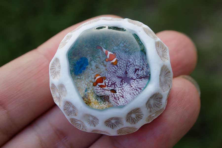 サンゴ石の中にマイクロアトールを表現したガラス作品【写真提供：増永元（@masunaga_gen）さん】