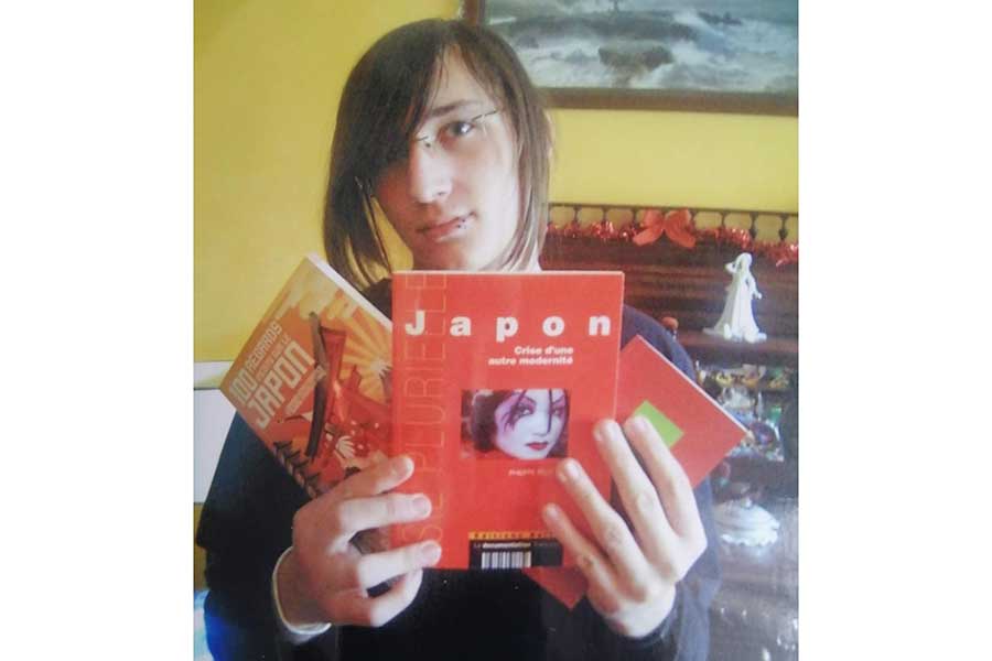 15歳のクリスマスプレゼントで日本文化の書籍をもらったオレリアンさん【写真提供：オレリアン・プダ】
