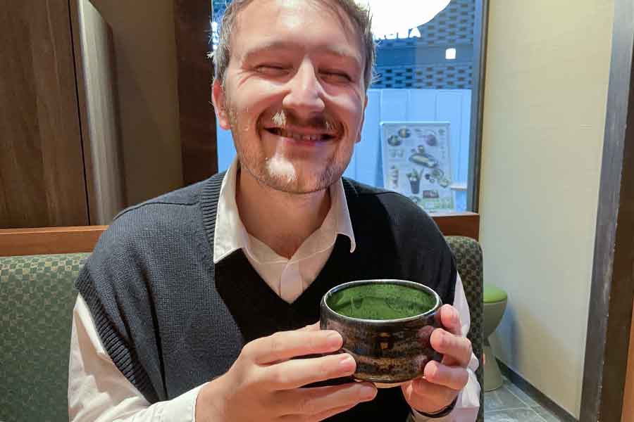 抹茶を飲む人気YouTuberのオレリアン・プダさん【写真：Hint-Pot編集部】