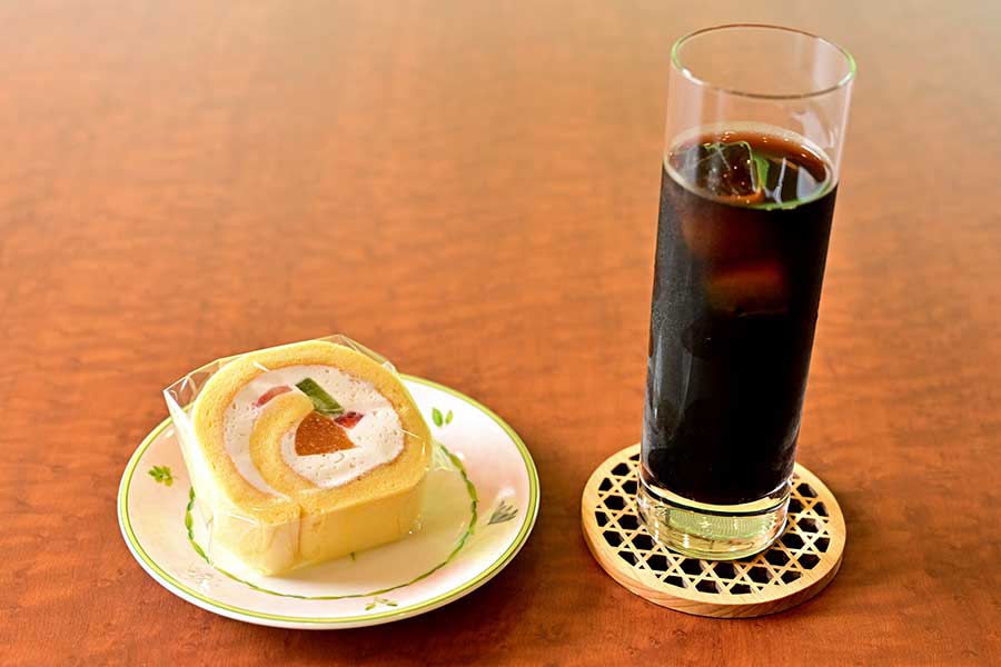 藤井竜王が名人戦第5局2日目午前のおやつに食べた「フルーツスフレロール」、「アイスコーヒー」【写真提供：日本将棋連盟】