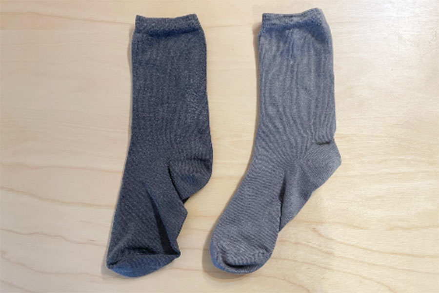 18分後には、裏ワザを使った靴下（右）は完全に乾いた。何もしていない靴下はほとんど乾いていないため、濡れたまま濃い色になっている【写真：Hint-Pot編集部】