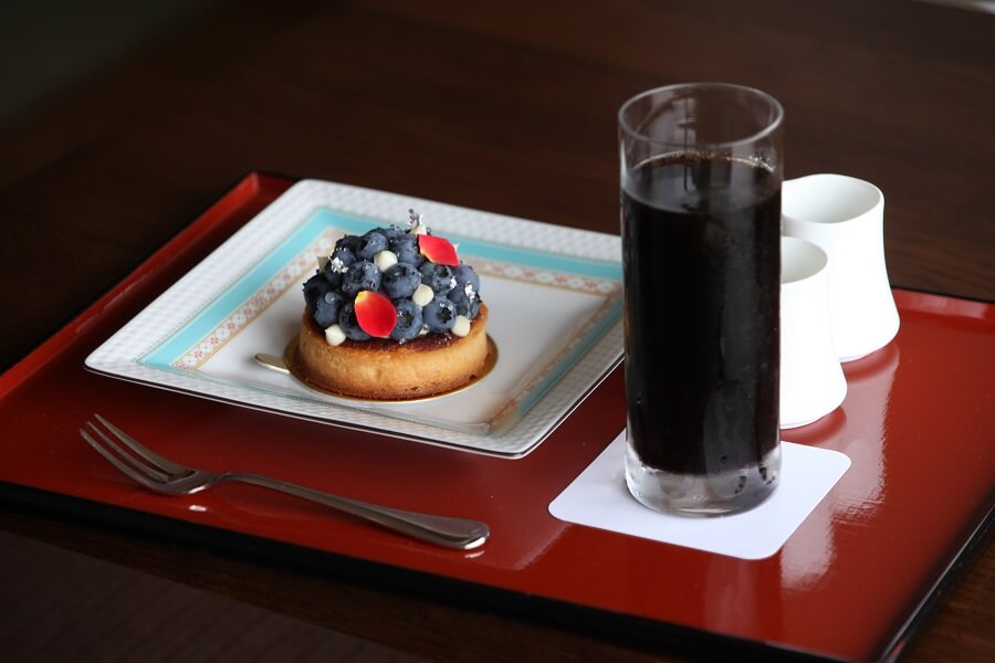 藤井七冠が午前のおやつに注文した「淡路島ブルーベリータルト」と「アイスコーヒー」【写真提供：日本将棋連盟】
