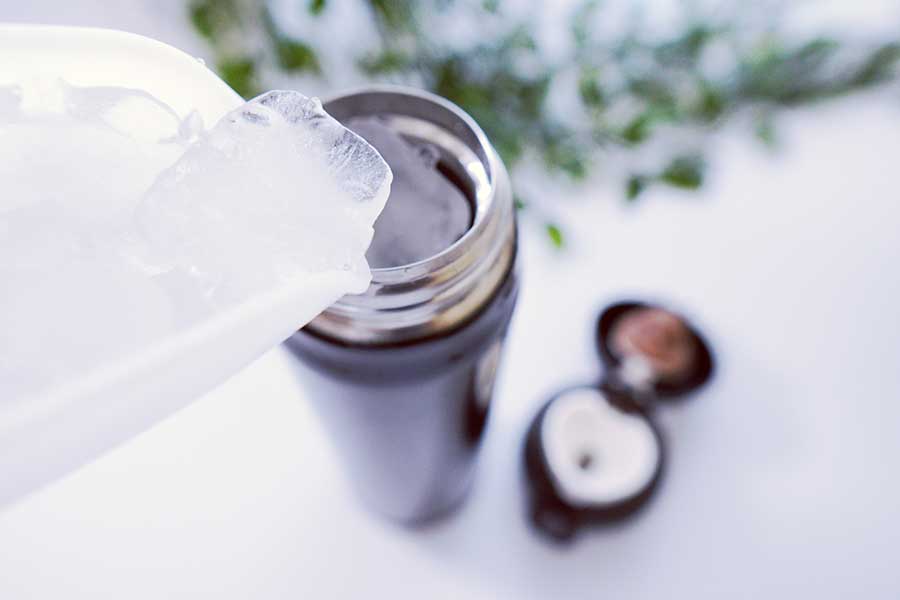 小さい氷は水筒の中ですぐに溶けてしまいがち（写真はイメージ）【写真：写真AC】
