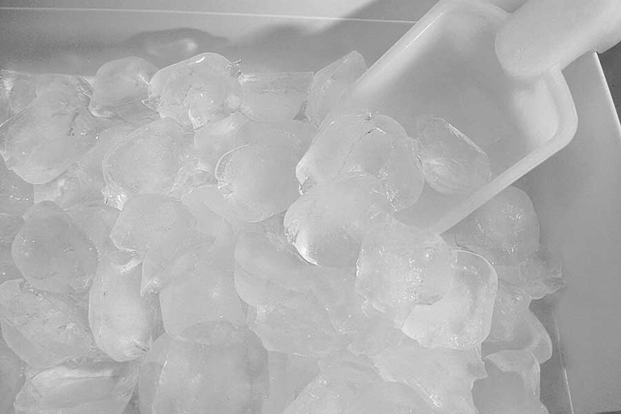 暑い時期に欠かせない氷（写真はイメージ）【写真：写真AC】