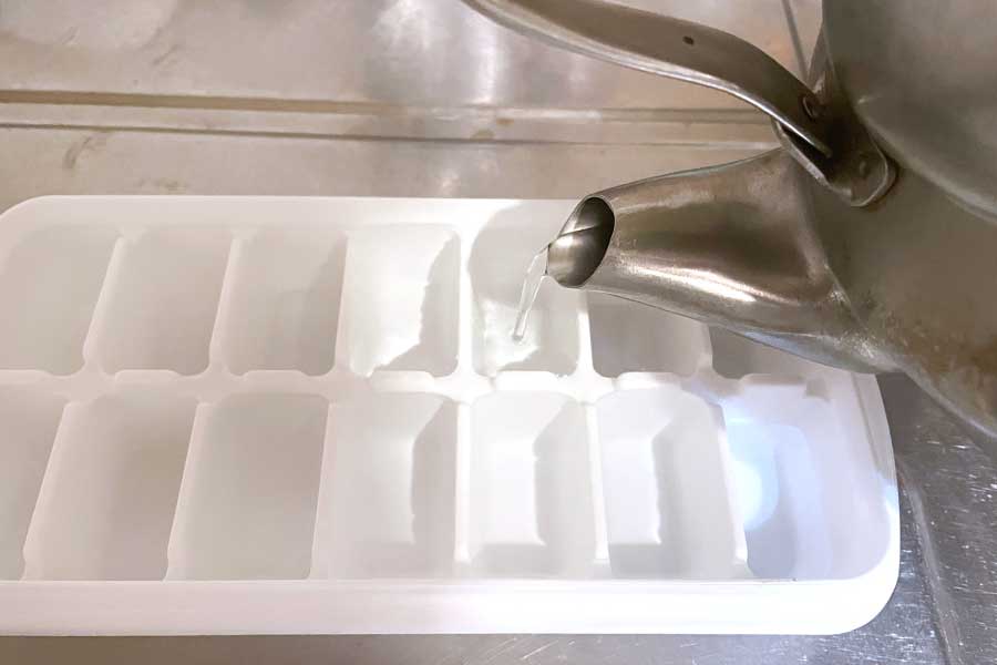 沸騰させて冷ました水を製氷器にそっと入れる【写真：Hint-Pot編集部】