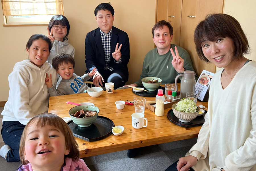 日本のレストランで日本食を頬張るAmiさん家族【写真提供：Ami】