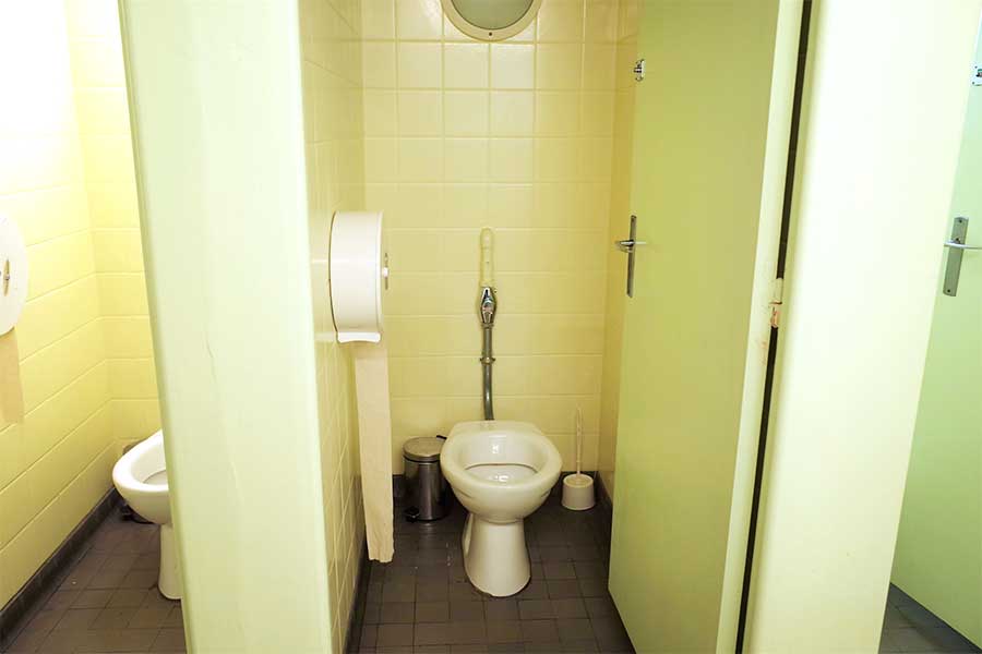 海外でよく目にする便座がないトイレ【写真：Ana】