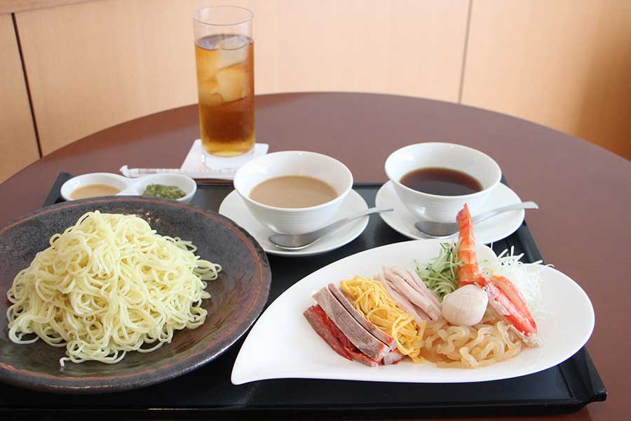 藤井七冠の昼食。「海鮮五目冷麺」と「烏龍茶」【写真提供：日本将棋連盟】