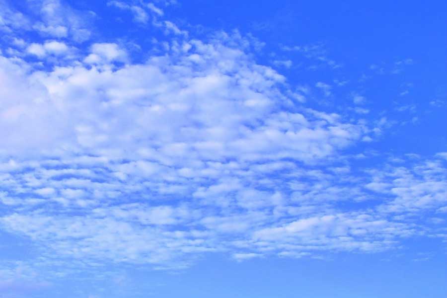 いわし雲が浮かぶ空（写真はイメージ）【写真：写真AC】