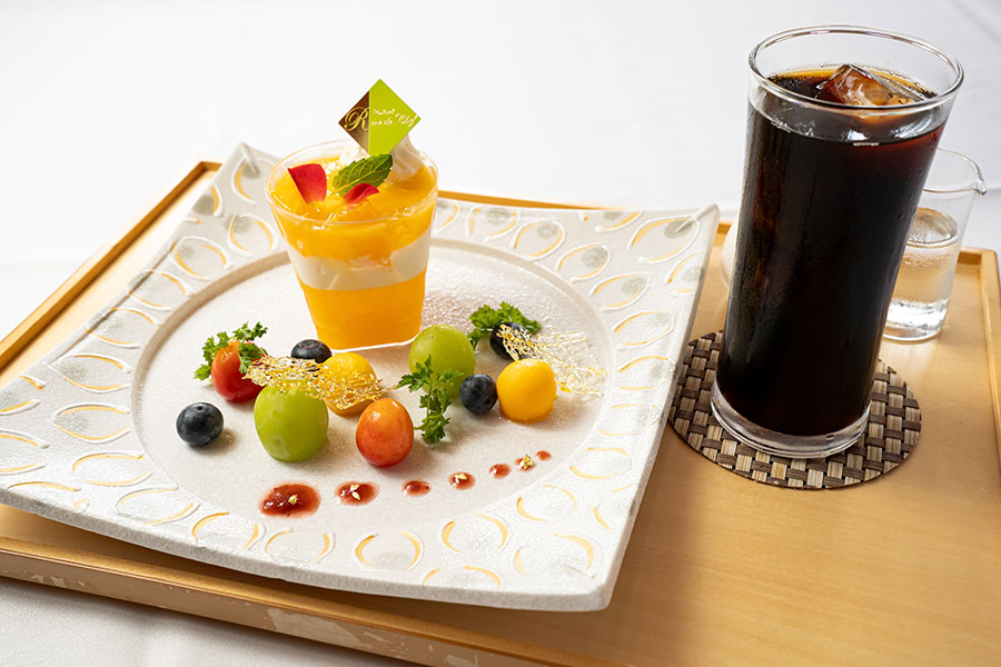 藤井七冠が午前のおやつに選んだ「ささらオレンジ」と「アイスコーヒー」【写真提供：日本将棋連盟】
