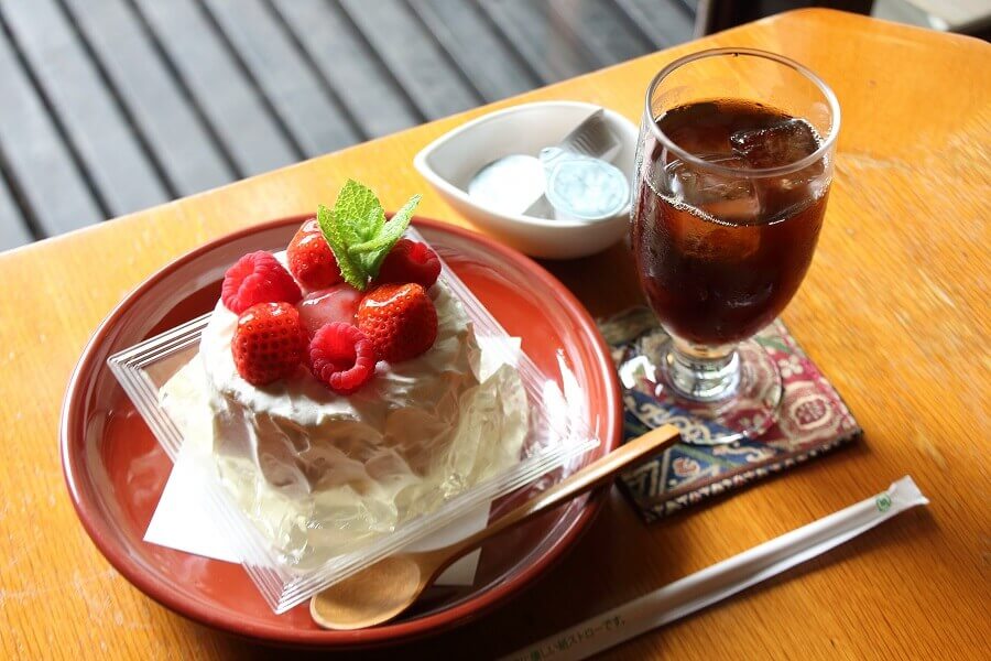 藤井七冠が午前のおやつに注文した「フレーシュ ピーチベリー」と「アイスコーヒー」【写真提供：日本将棋連盟】