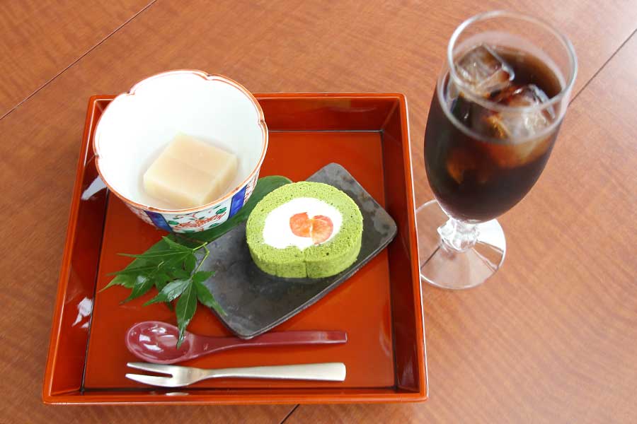 藤井七冠が午前のおやつに選んだ「白桃の水羊羹と抹茶ロールケーキ」と「アイスコーヒー」【写真提供：日本将棋連盟】