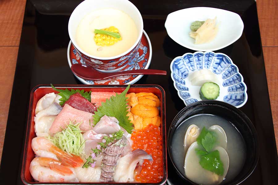 藤井七冠が昼食に選んだ「海鮮ちらし」【写真提供：日本将棋連盟】