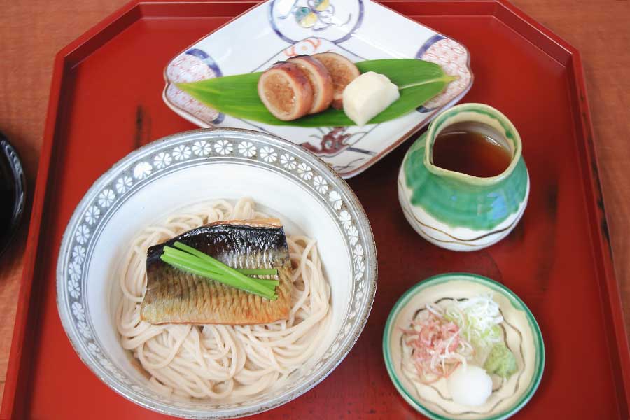2日目の昼食も北海道ならではのメニュー。藤井七冠が選んだ「小樽鰊そば（冷）」【写真提供：日本将棋連盟】