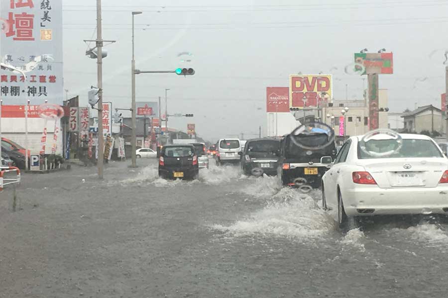 大雨で冠水した道路（写真はイメージ）【写真：写真AC】