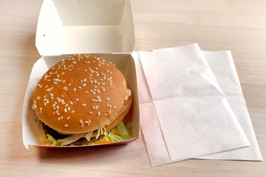 箱で提供されたハンバーガーは手が汚れてしまいがち【写真：Hint-Pot編集部】