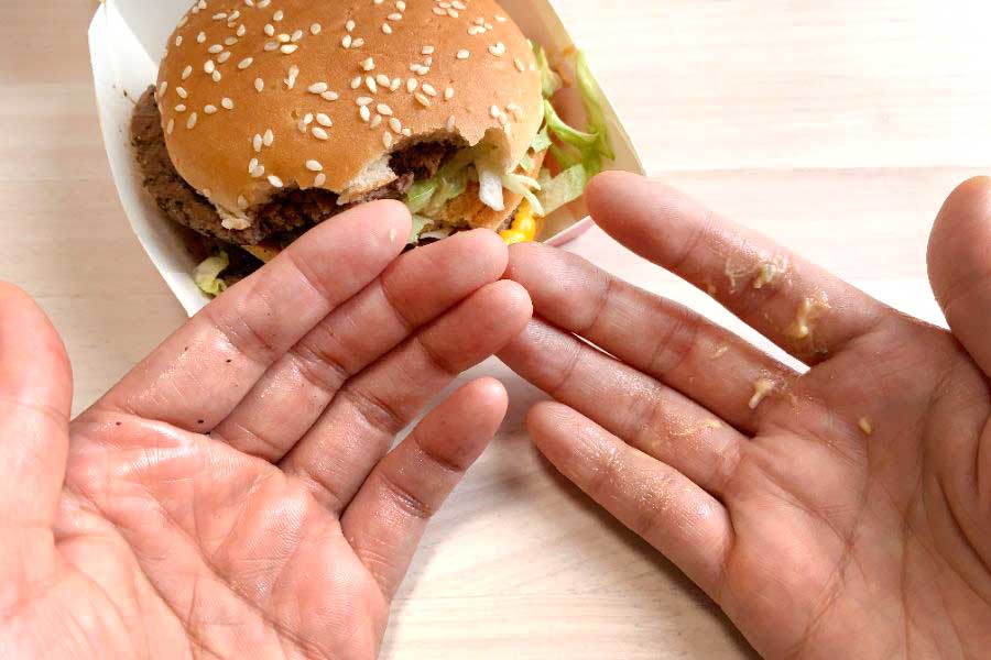 ハンバーガーをそのまま持って食べると手がベトベトに…【写真：Hint-Pot編集部】