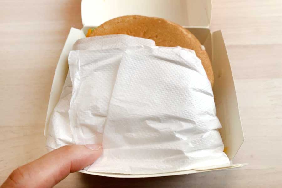 ペーパーナプキンを折りたたんでハンバーガーを包む【写真：Hint-Pot編集部】