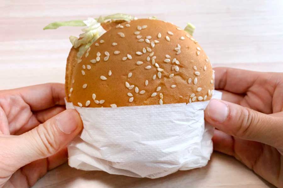 持ちやすく食べやすい状態になったハンバーガー【写真：Hint-Pot編集部】