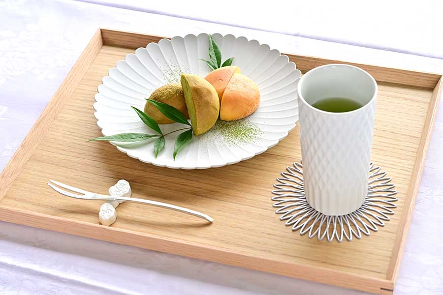 藤井七冠が午前のおやつに選んだ「佐賀まんまるカステラ」と「特選煎茶」【写真提供：日本将棋連盟】