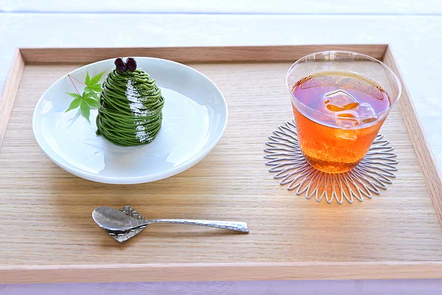 藤井七冠が午後のおやつに選んだ「お濃茶モンブラン」と「うれしの紅茶（アイス）」【写真提供：日本将棋連盟】