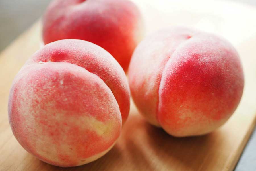 熟した桃はキッチンバサミを使えば種を簡単に取り除ける（写真はイメージ）【写真：写真AC】