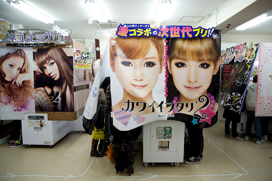 日本で誕生したプリントシール機。ポップカルチャーが体験できるとして、外国人からも人気に（写真はイメージ）【写真：Getty Images】