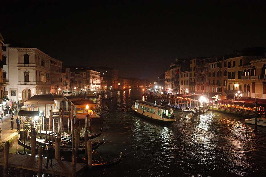 イタリアのベネチア。夜だからこそ見られる景色。ただし注意は忘れずに【写真：Ana】