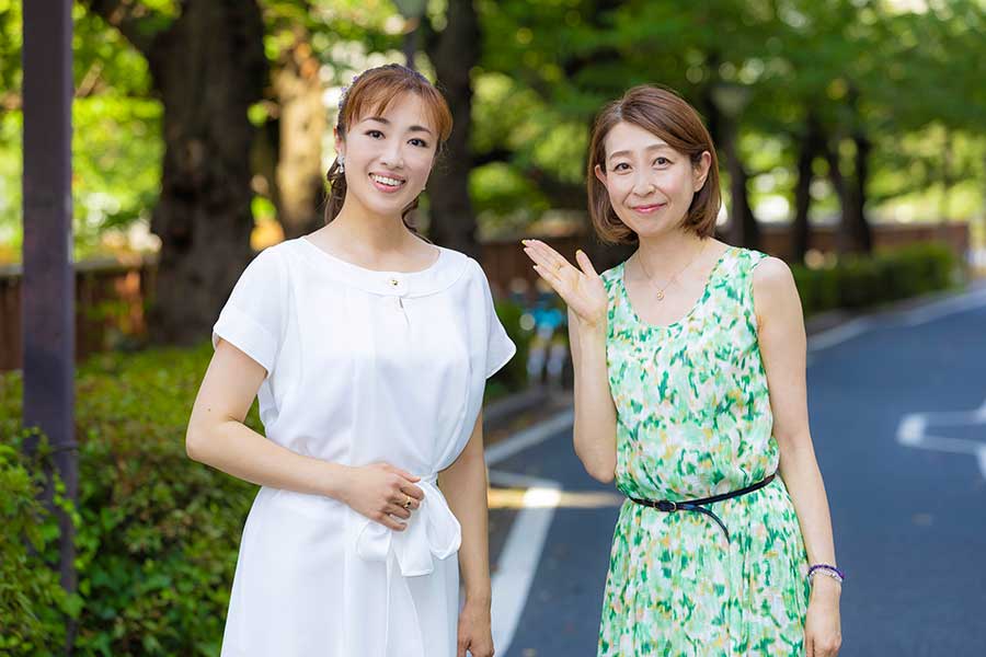 北翔海莉さんとインタビュアーの竹山マユミさん【写真：冨田味我】