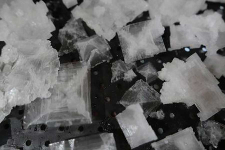 数年に一度しかできないといわれる、5センチ以上のピラミッド型の塩の結晶【写真：小田島勢子】