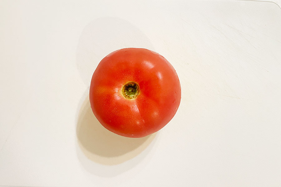 トマトのヘタがある部分を見るとでこぼこしている【写真：Hint-Pot編集部】