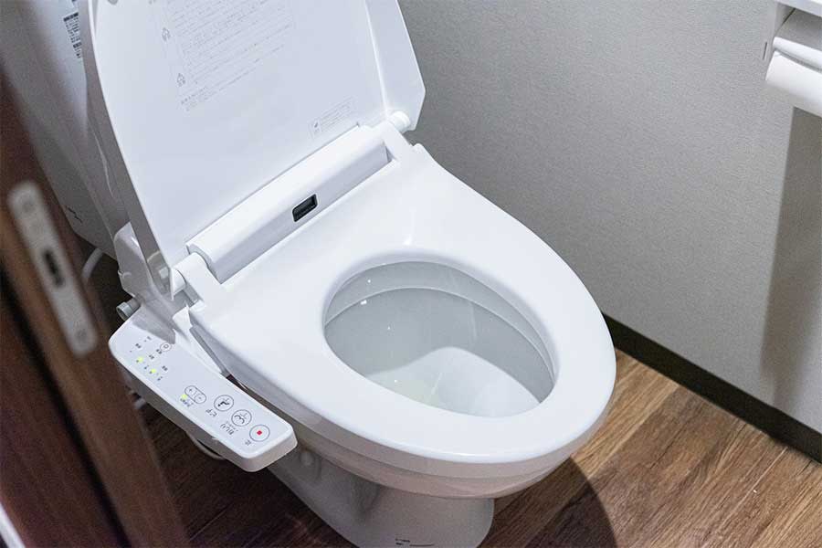 自宅トイレで男性は立つ、座る？（写真はイメージ）【写真：写真AC】