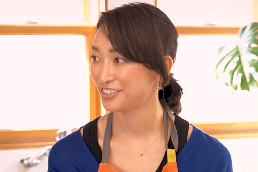宇多田ヒカルさんをゲストに迎え、餃子作りをする杏さん（画像はスクリーンショット）