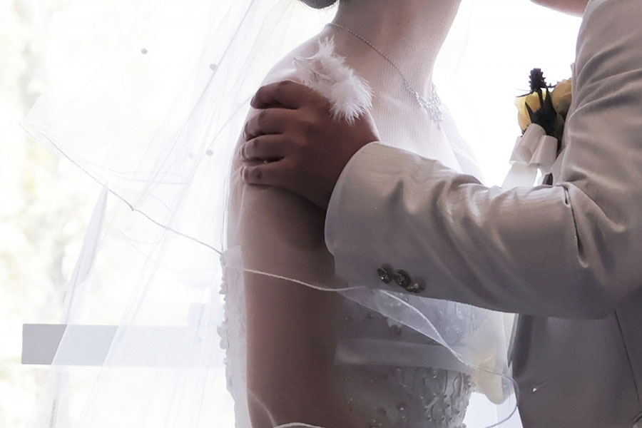 ウェディングドレスの姿の花嫁（写真はイメージ）【写真：写真AC】