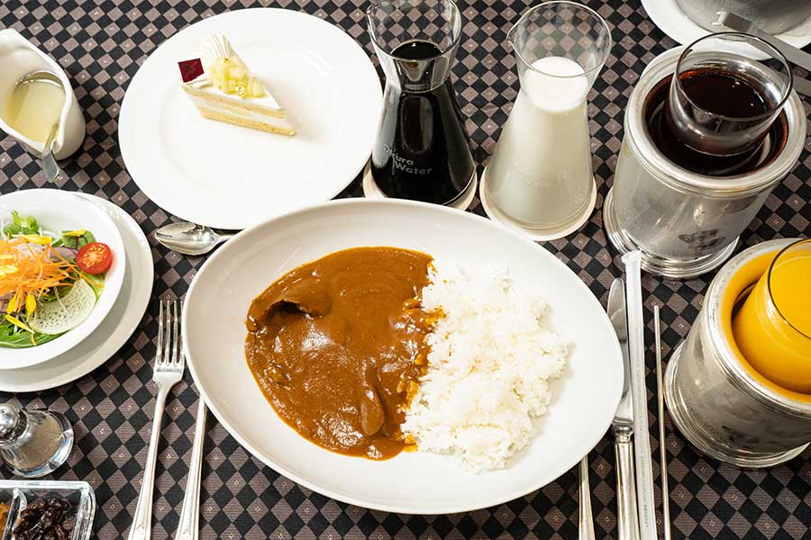 永瀬王座の昼食はカレーとドリンク3つにショートケーキも【写真提供：日本将棋連盟】