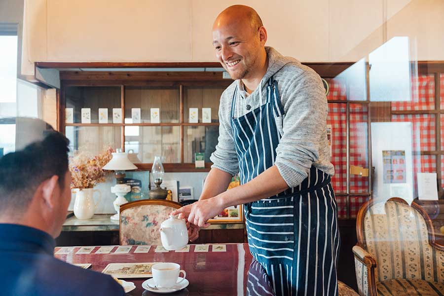 2019年にスコーンのと紅茶のお店をオープンしたトムさん【写真：足袋井達也】