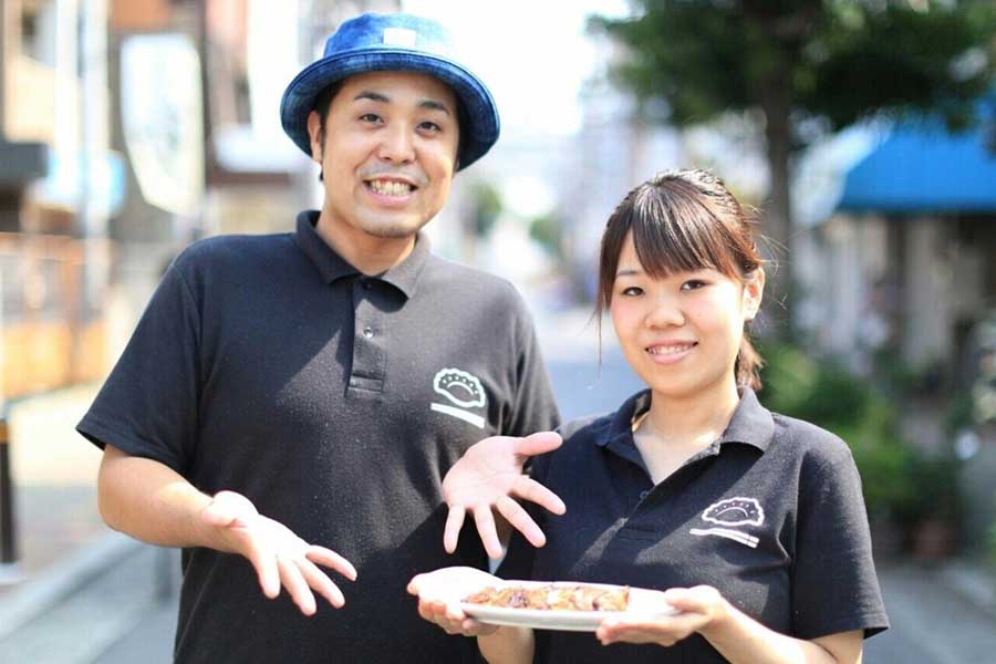 妻の咲子さんと始めた餃子店【写真提供：田中裕士】