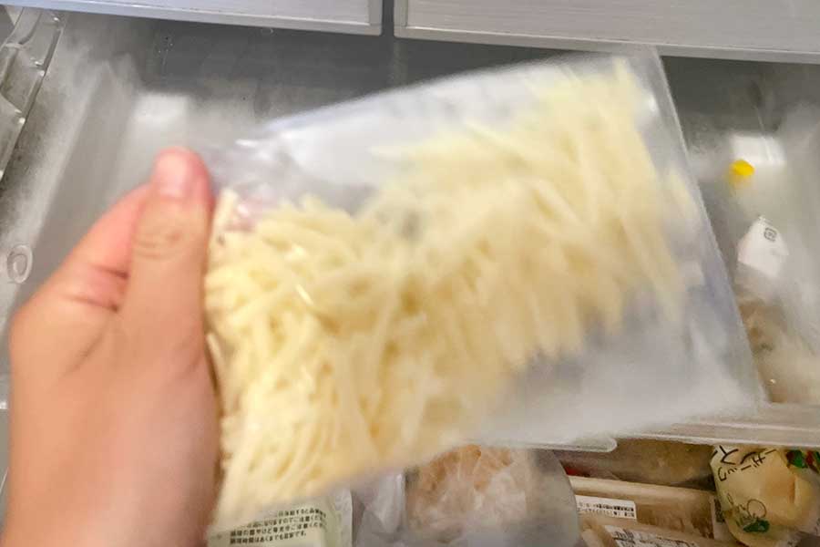 チーズの入ったジッパー付き冷凍用保存袋を振る【写真：Hint-Pot編集部】
