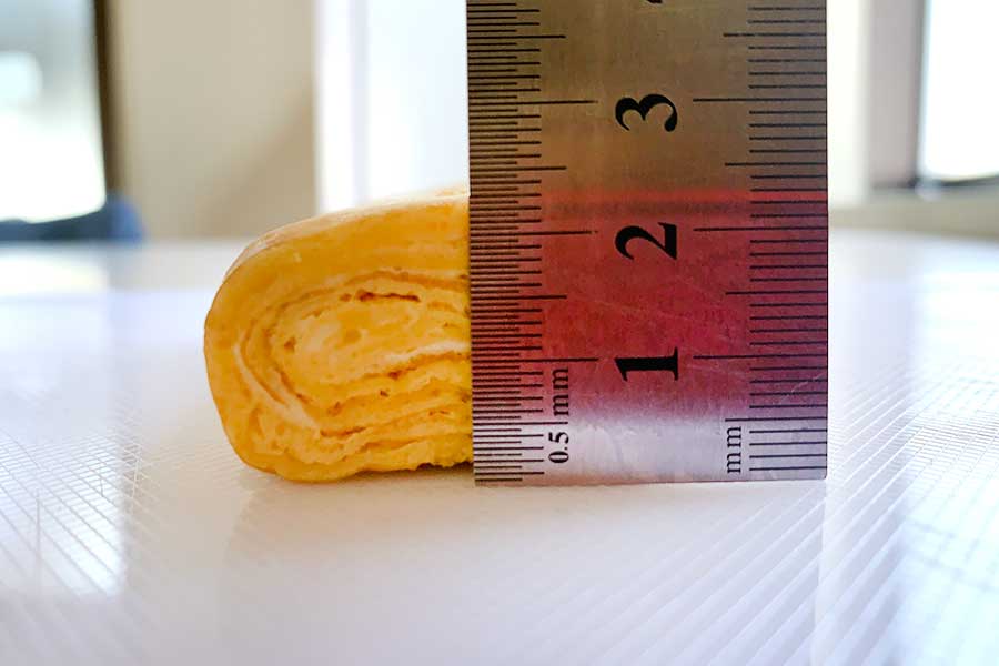 卵焼きの断面。厚さは2.3センチ【写真：Hint-Pot編集部】