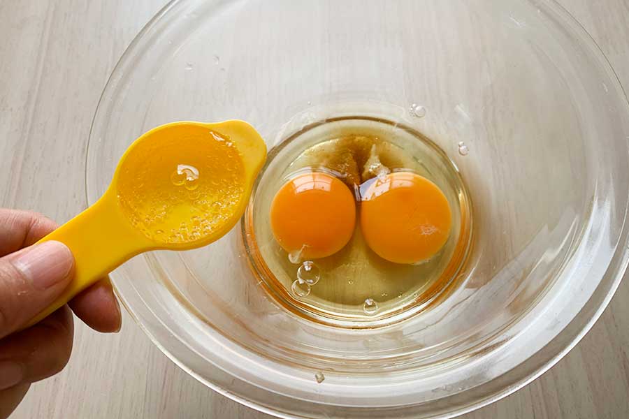 卵、調味料、炭酸水を入れて混ぜる【写真：Hint-Pot編集部】