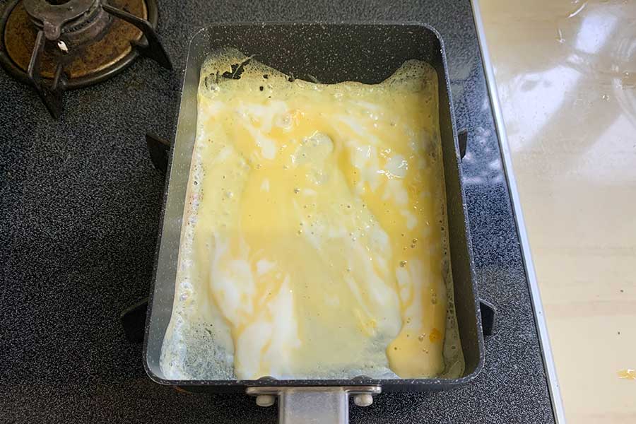 炭酸水をあらかじめ入れて作った卵液を、卵焼き器に流し入れる【写真：Hint-Pot編集部】