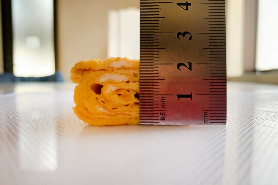焼き上がった卵焼きの断面。厚さは2.2センチ【写真：Hint-Pot編集部】