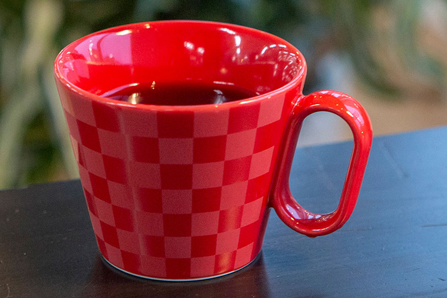 赤い市松模様がおしゃれなマグカップ【写真提供：ワイヤードビーンズ】