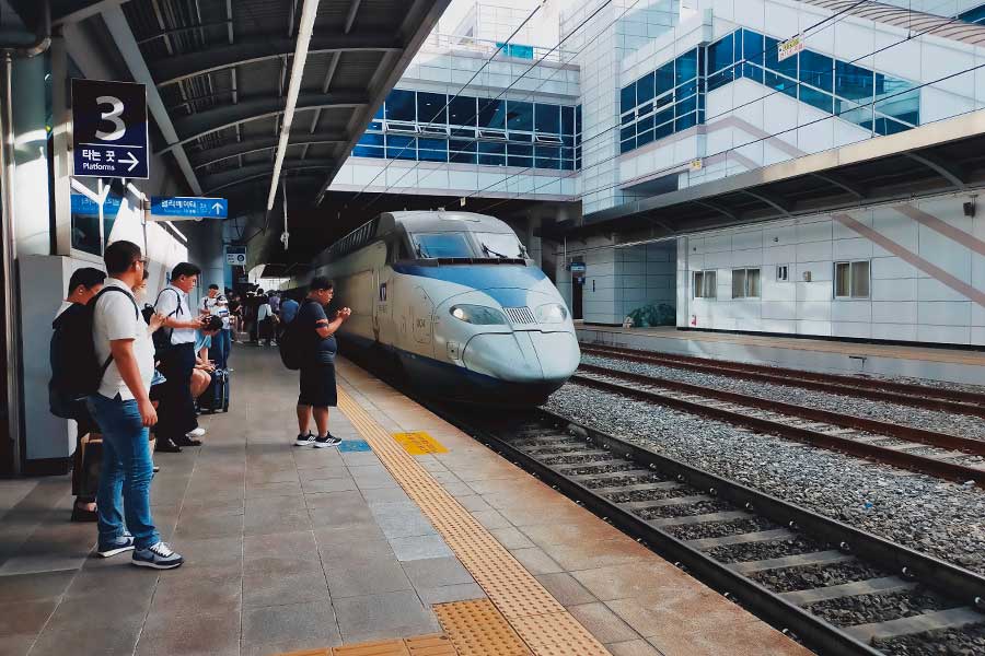 改札がなくスムーズに移動できる韓国の高速鉄道【写真：鄭孝俊】